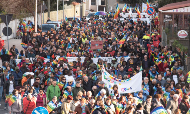 Don Ciotti: “Dobbiamo diventare lottatori di speranza. Resistere, perché resistere significa esistere”. In migliaia alla 32esima Marcia della Pace a Villacidro